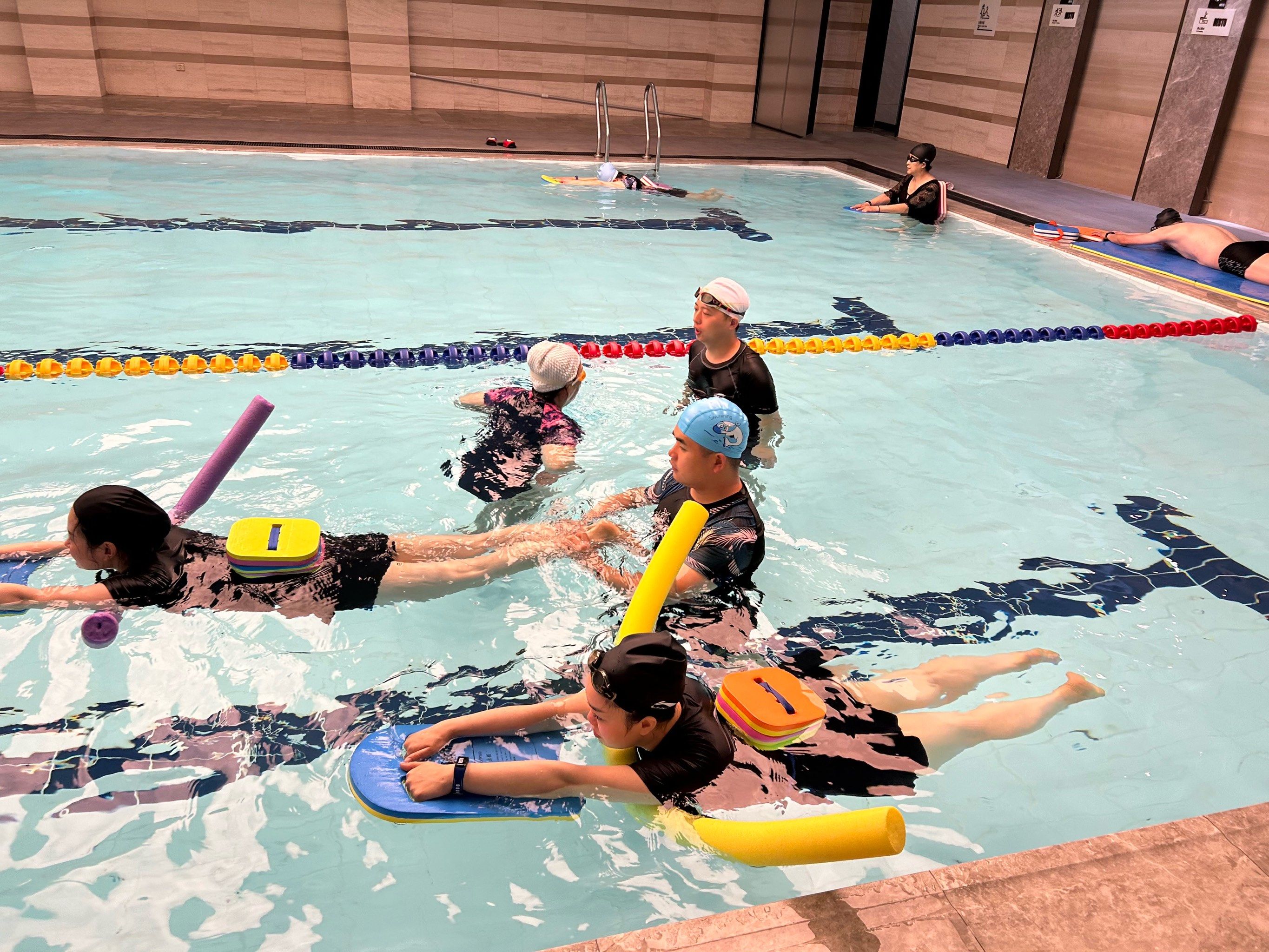 学游泳 教练在耐心的指导学员,想游起来