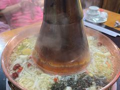 -果松木炭酸菜铜火锅·外婆参鸡汤