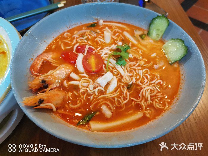 泰遇餐厅门前排着长长的队伍,我也忍不住跟着排了上去