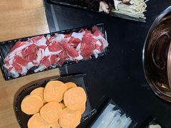 菌类食物拼盘-果松木炭酸菜铜火锅·外婆参鸡汤