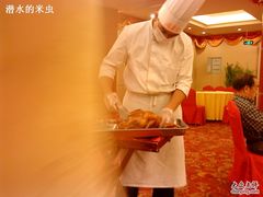现场处理烤鸭-北京全聚德(西客站店)