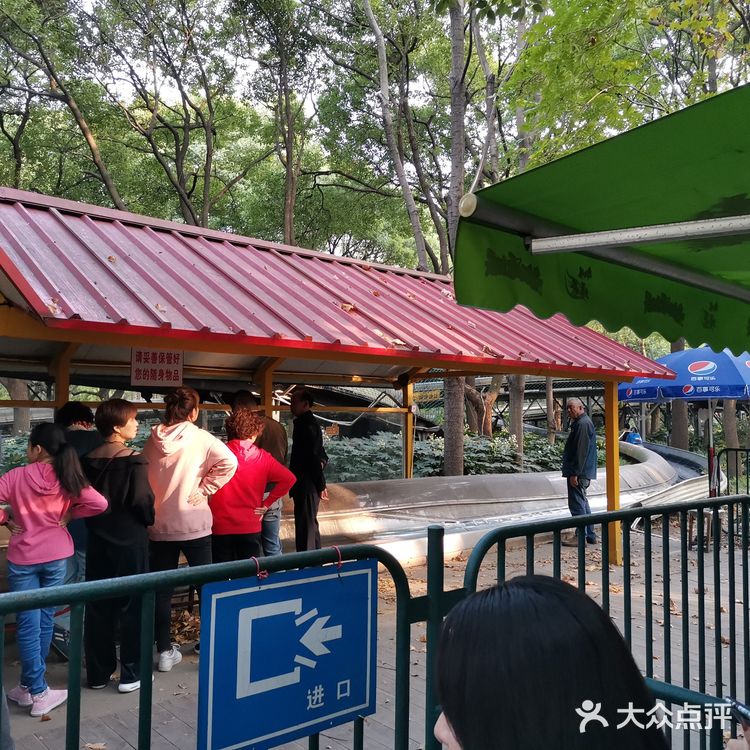 自己控制速度。一开始担心控制不好撞到别人