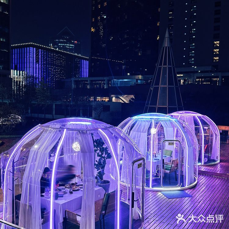 坐在星空泡泡屋里看遍国贸繁华，浪漫在蔓延～
