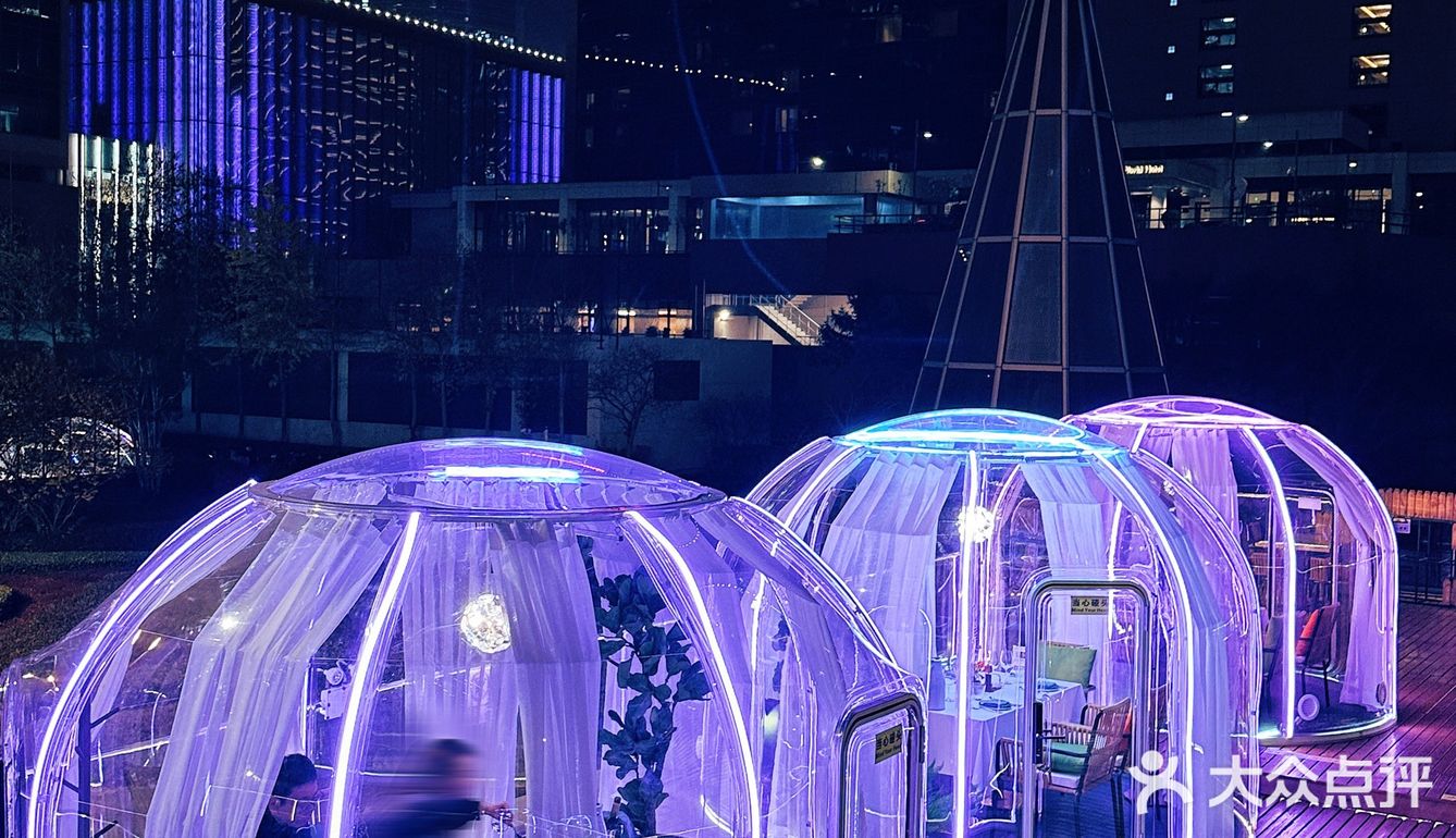 坐在星空泡泡屋里看遍国贸繁华，浪漫在蔓延～