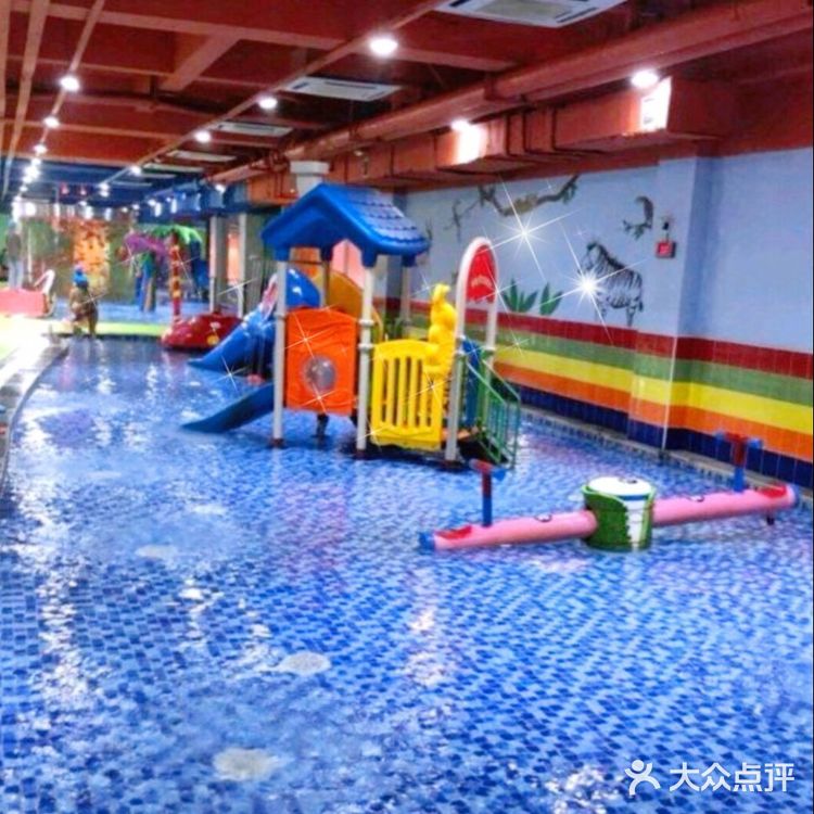 室内可以玩水的乐园哟~玩一整天都晒不黑~