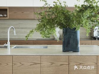 工作室室的全景窗提供了无尽灵感来源的宽广视野