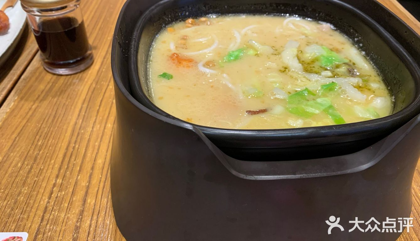 看到阿香米线有团购很划算就进去吃，也不用排队