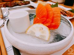 三文鱼刺身-小句号·精致料理(江南环球港店)