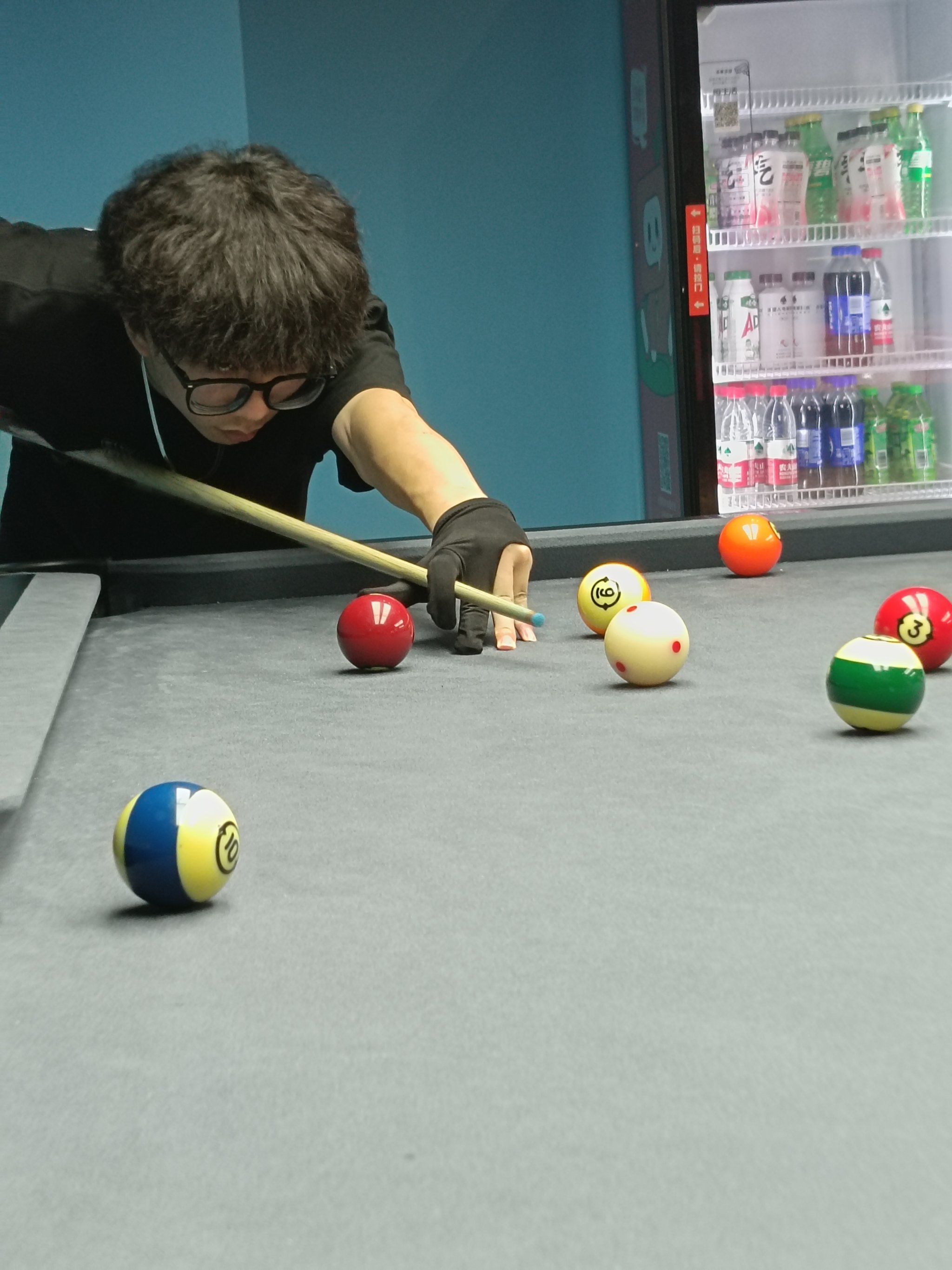 n握杆位置先暂时握在中
后段.