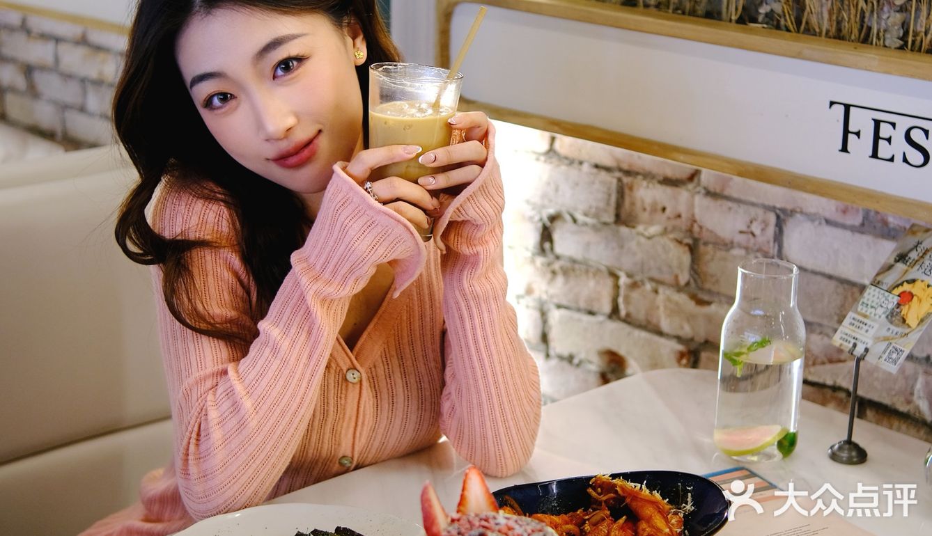 “请吃饭的漂亮姐姐🍽️”  