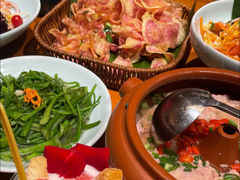 汽锅菌子肉饼-老滇山寨•云南特色菜•地方菜•民族风情歌舞表演(金碧店)