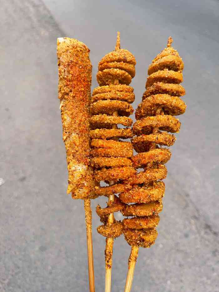 小魏哥果仁烤面筋-"在一条很背道的巷子三叉口的地方 龙首中.