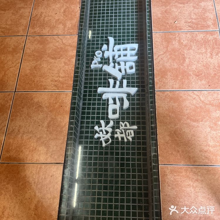 在景区与民居中间生活