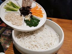 鸡丝凉米线-云海肴·汽锅鸡·云南代表菜(天山百盛优客店)
