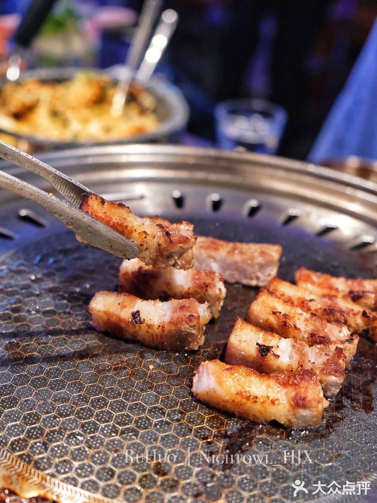 惊‼️这家烤肉店小哥哥颜值可太高了吧