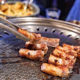 惊‼️这家烤肉店小哥哥颜值可太高了吧