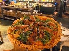帕尔玛火腿和火箭生菜披萨-at cafe 意大利餐厅(集美店)