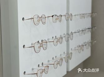 最近想配一副新的眼镜就搜了搜，刚好发现这家在西安连锁