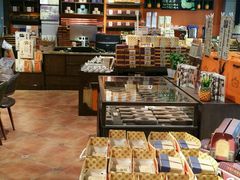 面包甜点陈列柜-黄远堂凤梨酥·伴手礼(中山路六店)