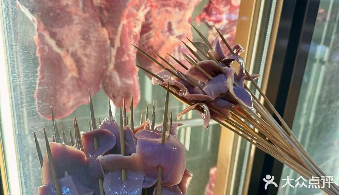 鲜牛肉🥩大腰片🍢看着火车吃着串串儿[调皮]