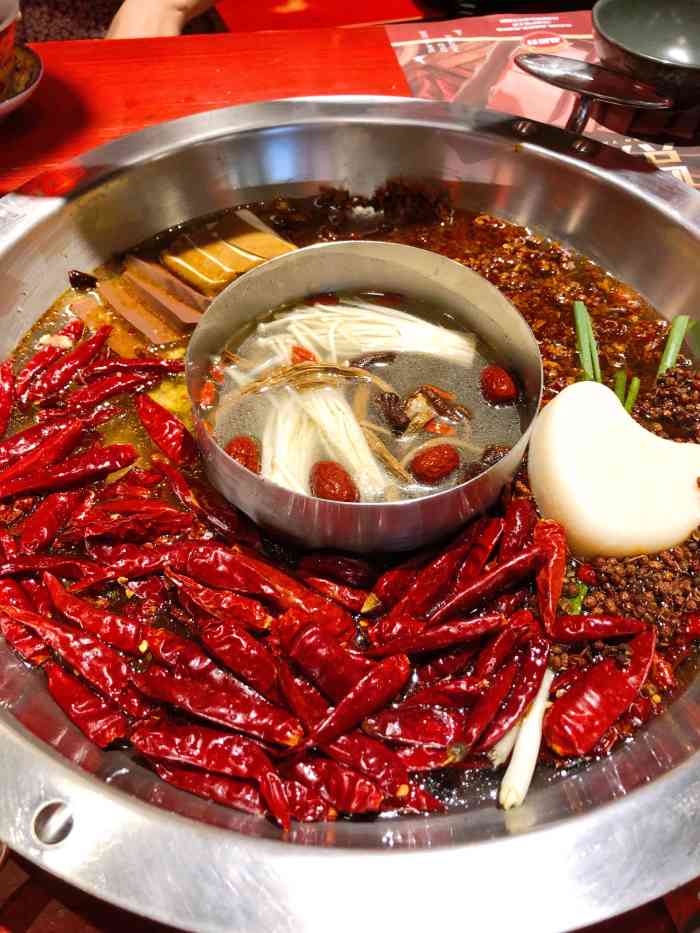 谭鸭血老火锅(梅林店)-"味道很正的成都火锅,锅底用料十足看得见,.