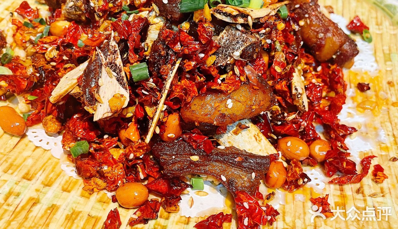 满桌的美食，明天开始减肥[胜利]