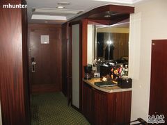 玄关以及minibar-上海明天广场JW万豪酒店