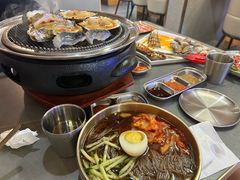 -围炉肉舍•炭烤活鳗•丹东海鲜烤肉(步行街店)