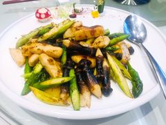 黒枞菌炒墨鱼件-广州中心皇冠假日酒店·百粤楼