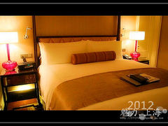 舒适的大床-上海和平饭店 Fairmont Peace Hotel