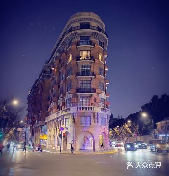 第一次夜游武康路，少了许多喧嚣，更多的是宁静和安逸