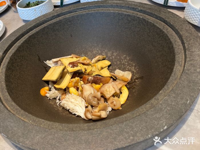 芸山季·云南野生菌火锅(宝能环球汇店)土鸡菌汤锅图片