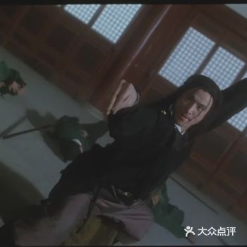 这一段儿也特别的逗。 不懂武功会改一些小发明始终不被