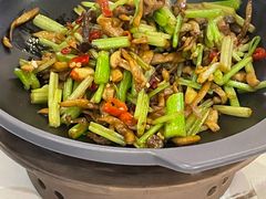 -阿瓦山寨·湘菜现炒·剁椒鱼头王(咸阳总店)