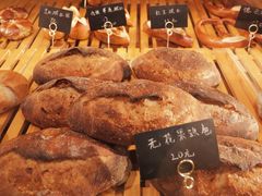 无花果欧包-天井·丑面包搭咖啡