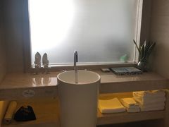 -皇马海口湾海景酒店(万绿园秀英港店)