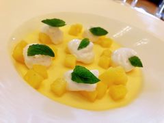 罗勒奶油布丁搭配饼干、烤菠萝及奶油泡沫-AZUR聚(香格里拉饭店)