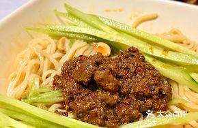 Spicy Pepper Beef Noodles Salad