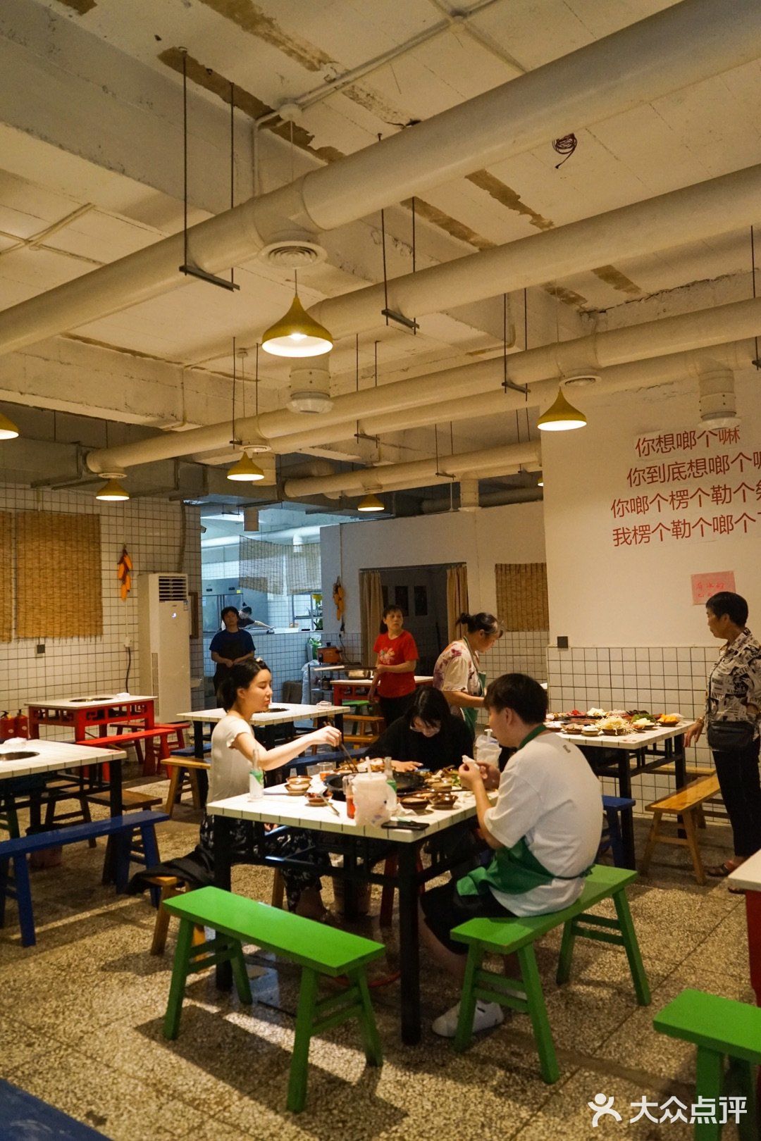 解放碑较场口地铁站附近，很好找的，店的环境很好