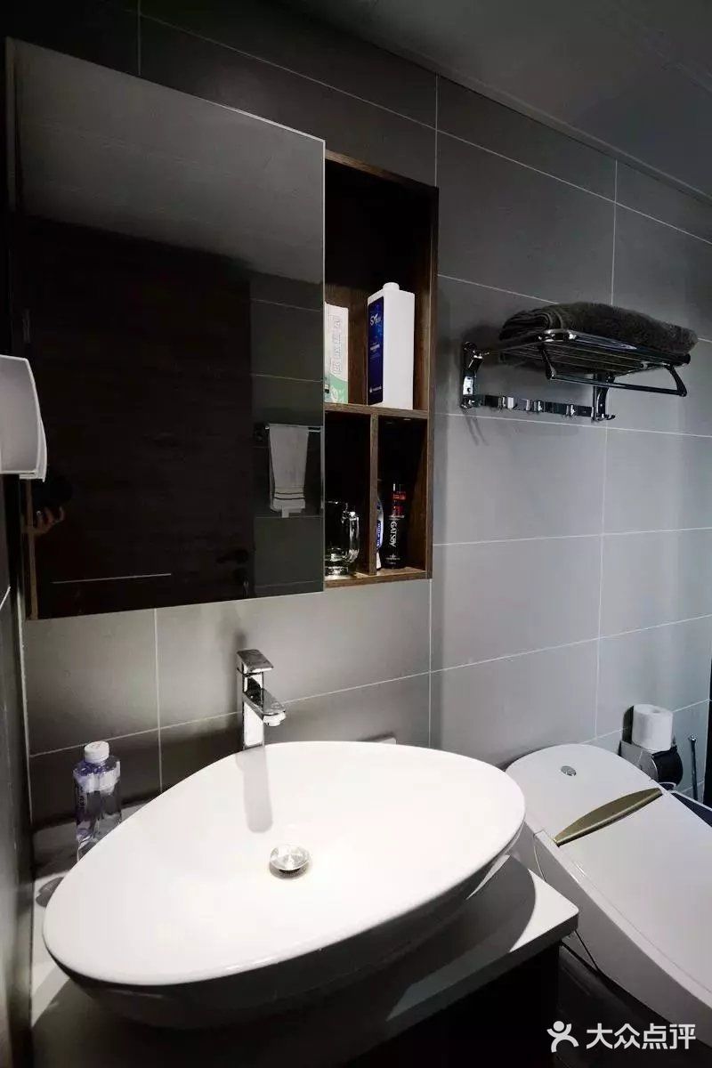 布置出一个低调奢华的华丽空间感。