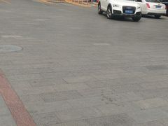 -枫蓝国际购物中心-地面停车场