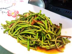 芦蒿炒肉丝-春盛渔府(牛首山店)