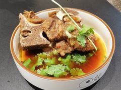 香辣牛骨汤面-贡梅老面馆·蟹粉面·无锡特色小吃(南长街主推店)