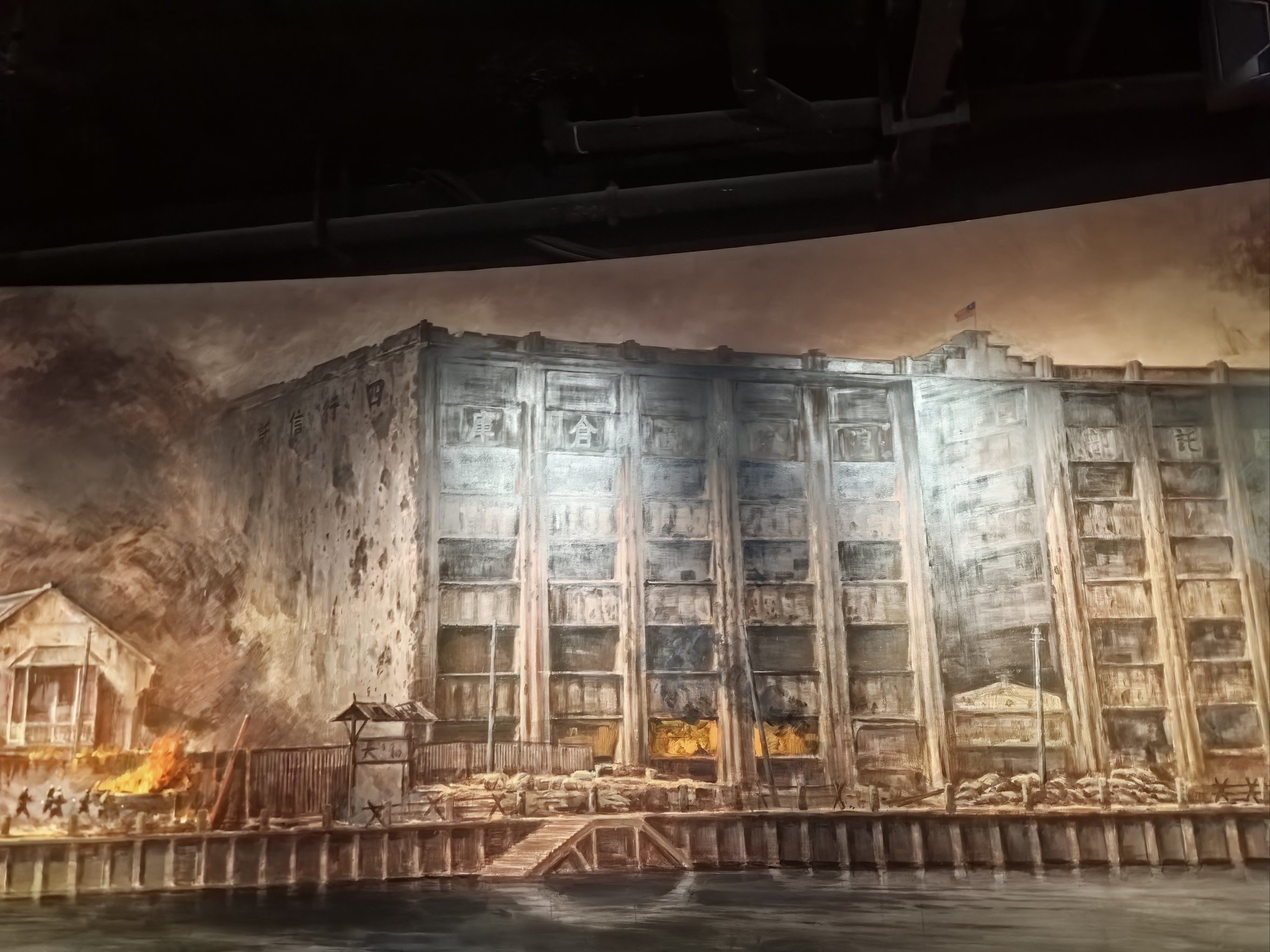 人很多,停车非常不方便,公共交通出行
四行仓库里面分为两层展览,16