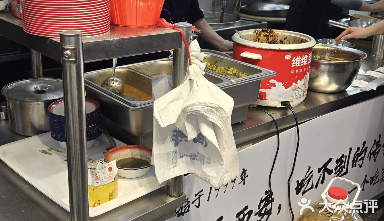 新开的店，生意不错，老板亲自坐场监督 服务员不少