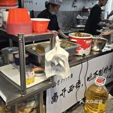 新开的店，生意不错，老板亲自坐场监督 服务员不少