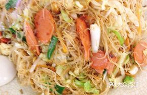Egg and Pork Stir-fried Rice Noodles with Ham
