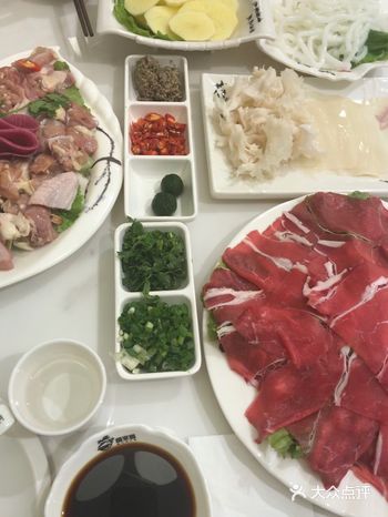 有小秋千，以及各个角落的绿植装饰，淡雅舒适。牛肉