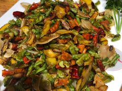 金雀花炒牛肝菌-老滇山寨•云南特色菜•地方菜•民族风情歌舞表演(金碧店)