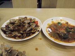这么多空贝壳-小贝壳海鲜餐厅